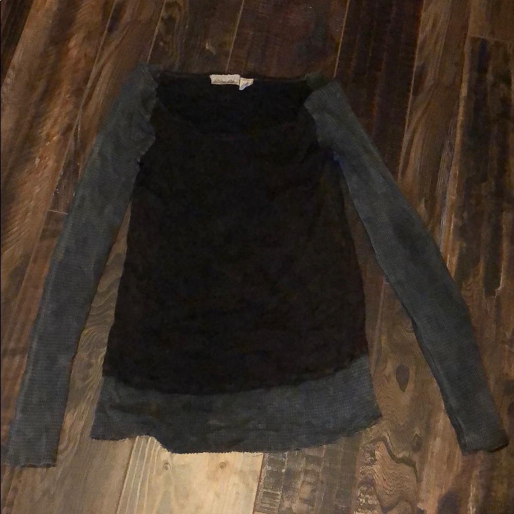 Gimmick long sleeve top.